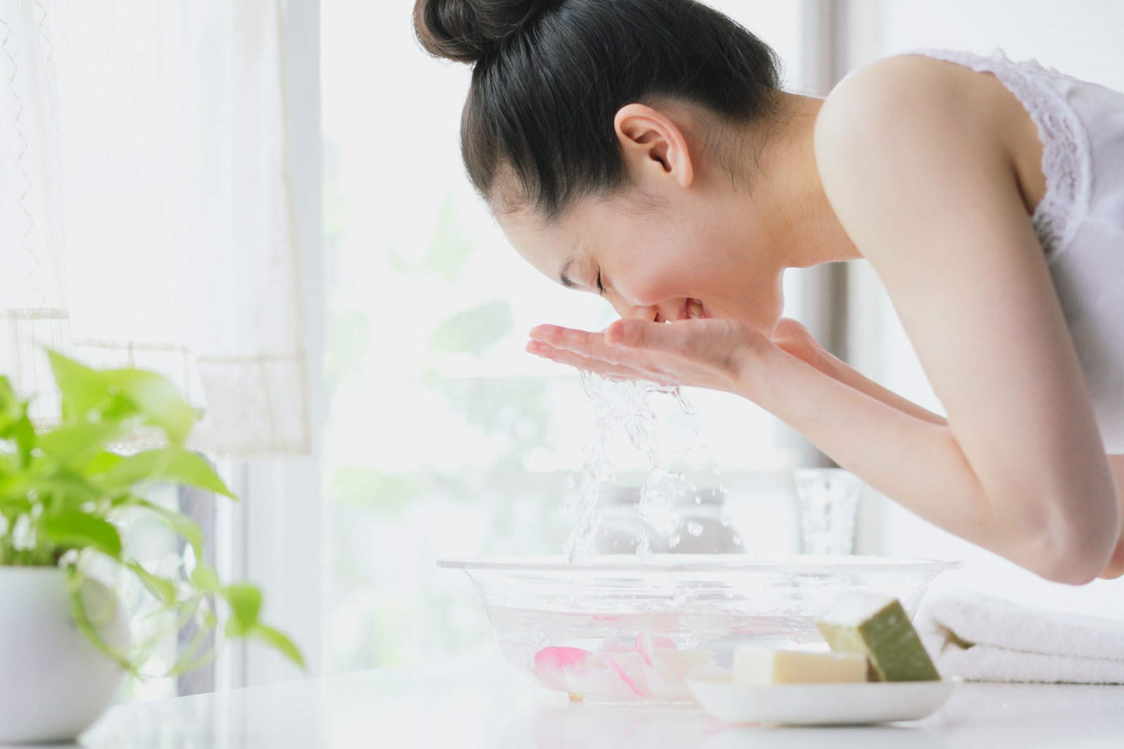 Rửa mặt sạch sẽ sẽ giúp viêm nang lông không lan rộng ra các vùng khác. (Nguồn: Internet)